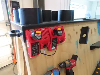2 stk. Ladere MILWAUKEE M12-18C med 2 stk. Batterier