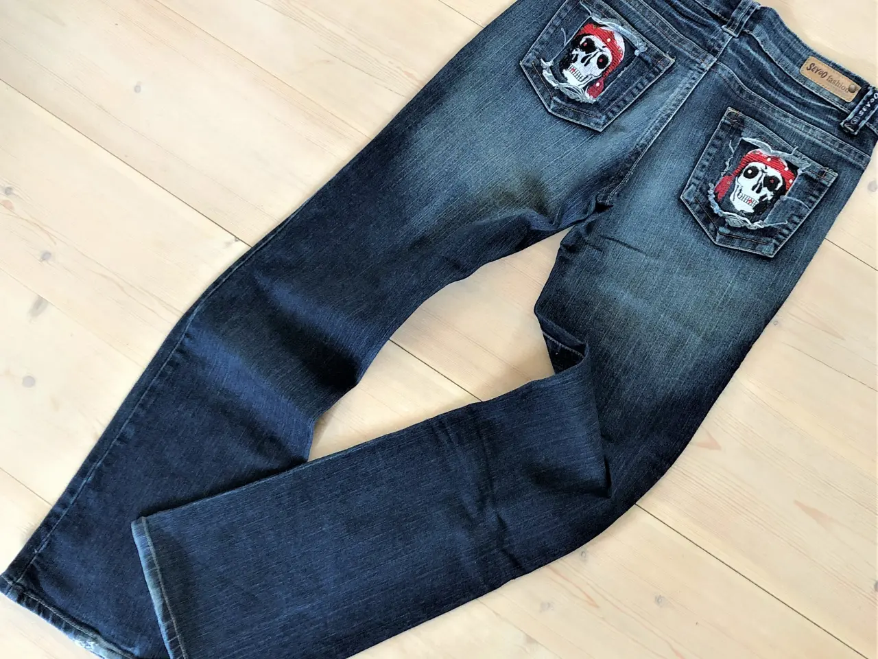 Billede 1 - JEANS MED PIRATER _ cowboybukser sørøver