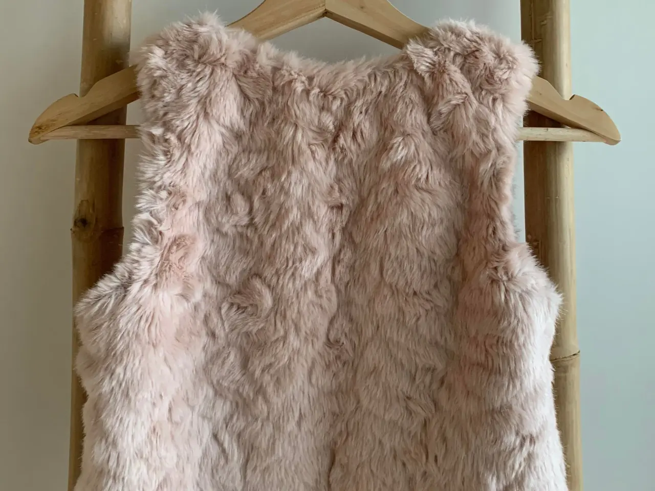 Billede 3 - H&M vest i imiteret pels, str. 128