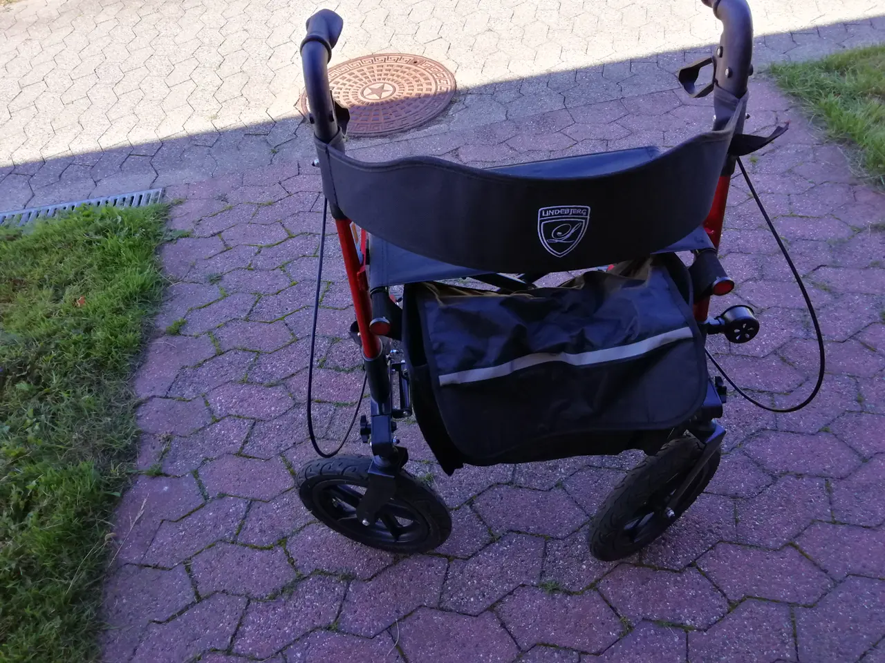 Billede 6 - Flot rød rollator med store gummihjul