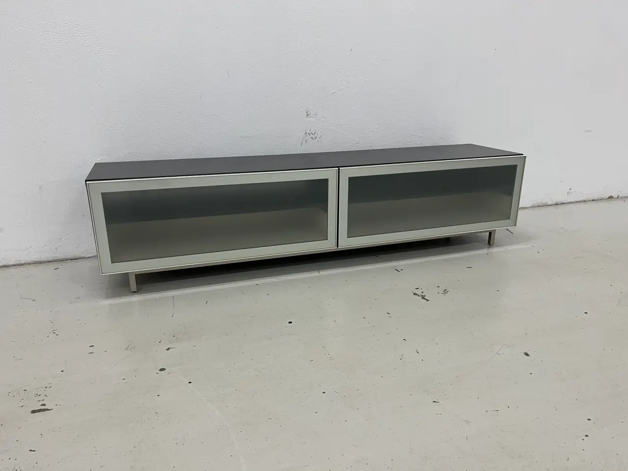 Billede 2 - Boconcept TV/media skænk i sort og med 2 skuffer.