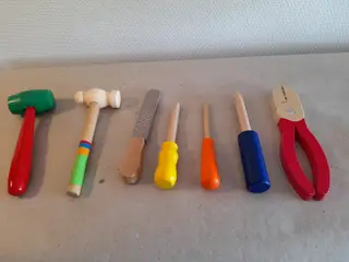 Legetøjs værktøj i træ ( 7 dele).