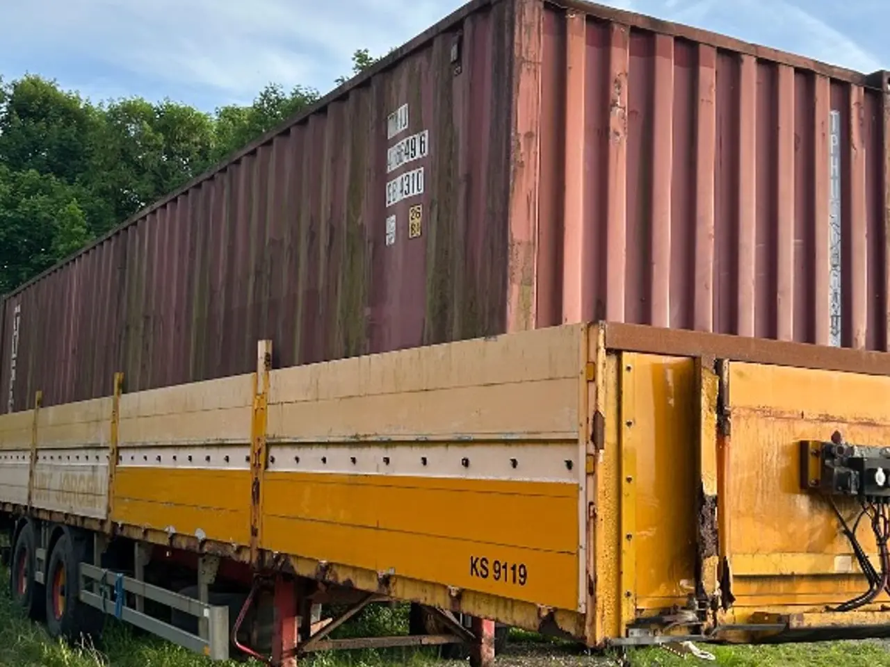 Billede 2 - Pacton Åben trailer med lift + 40 fod container med indhold