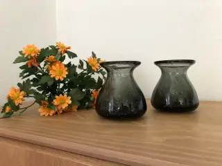 Vaser i røgfarvet glas fra Lene Bjerre. 