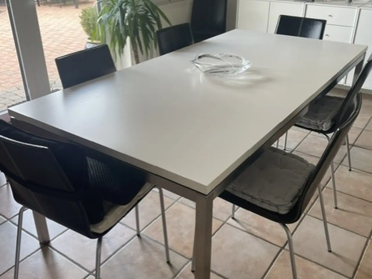 Billede 1 - Stort lyst køkkenbord med børstet stål ramme & ben