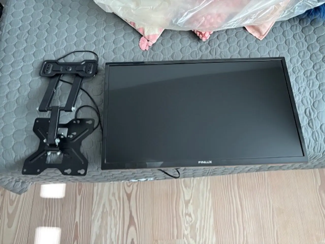 Billede 1 - 32 " Finlux tv med vægbeslag.