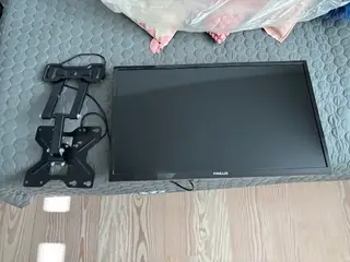 32 " Finlux tv med vægbeslag.