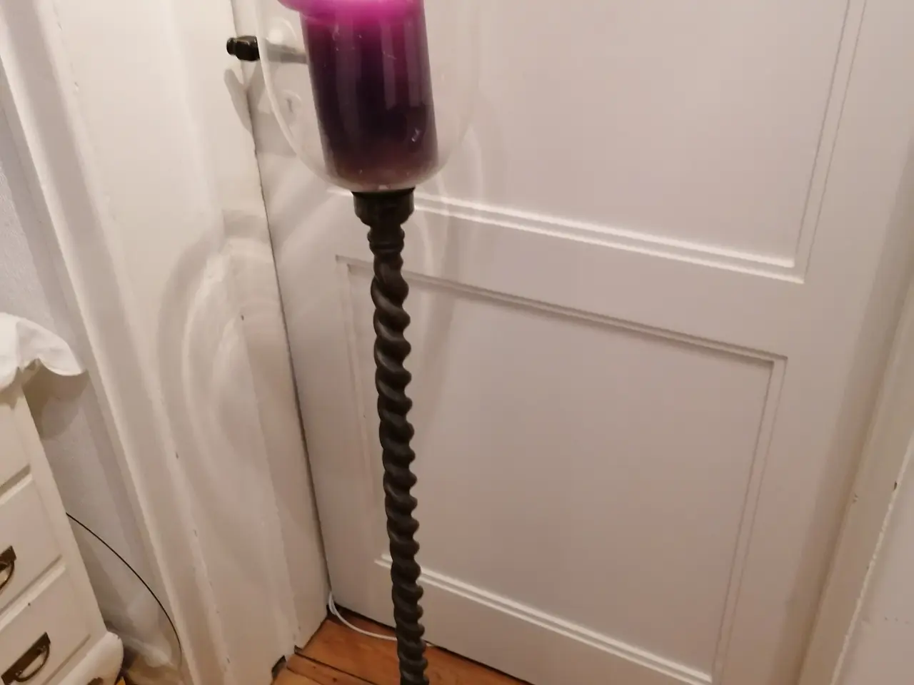 Billede 1 - Gulvstage, højde 122 cm - stor og gammel i messing