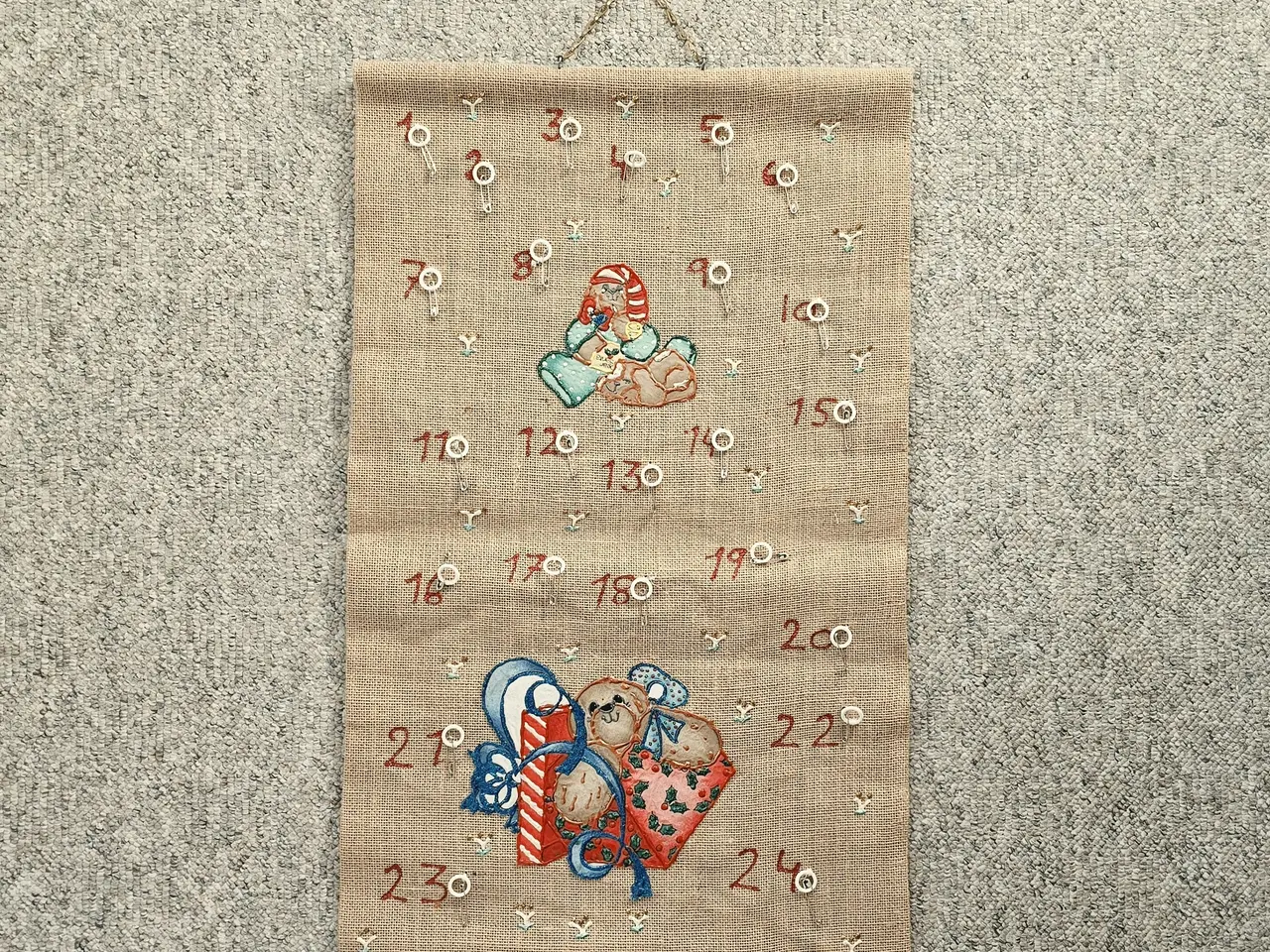 Billede 1 - Håndlavet pakkekalender i jute, 40 × 66 cm