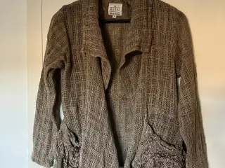 Jakke fra Masai i S med spændende designet lommer