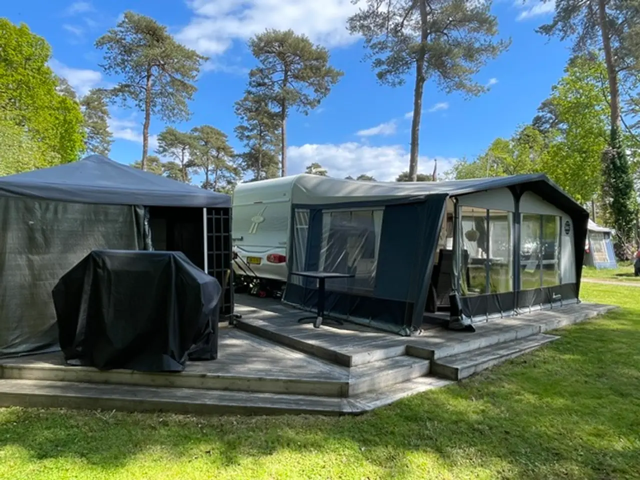 Billede 2 - 2006 LMC 520 HTE på fastliggerplads ved Juelsminde