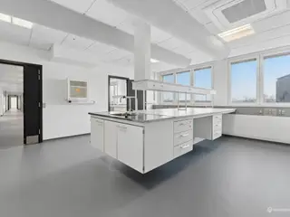 Moderne og lyst laboratorium med kontor tæt på metro