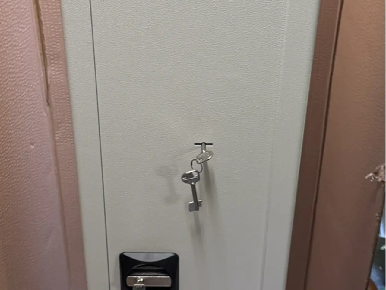 Billede 1 - Våbenskab helt nyt 