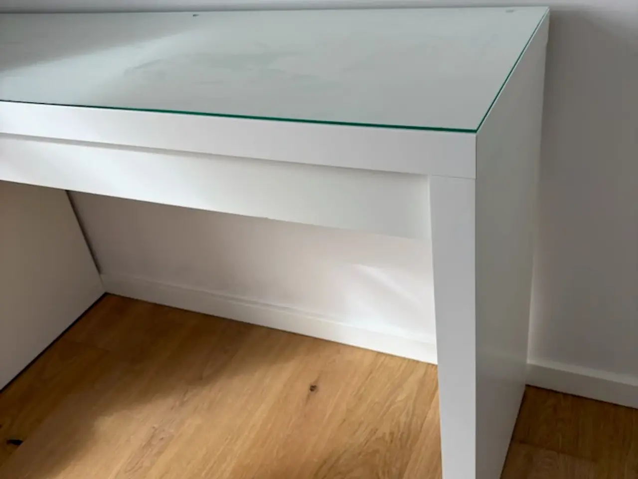 Billede 4 - IKEA MALM sminkebord med skuffe og glasplade