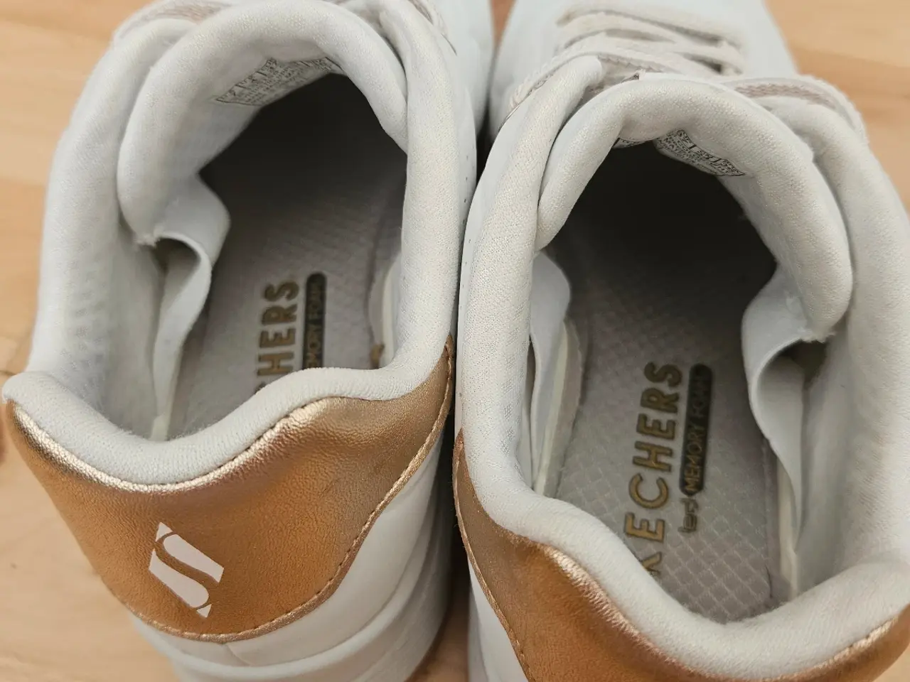 Billede 5 - HVIDE SNEAKERS FRA SKECHERS