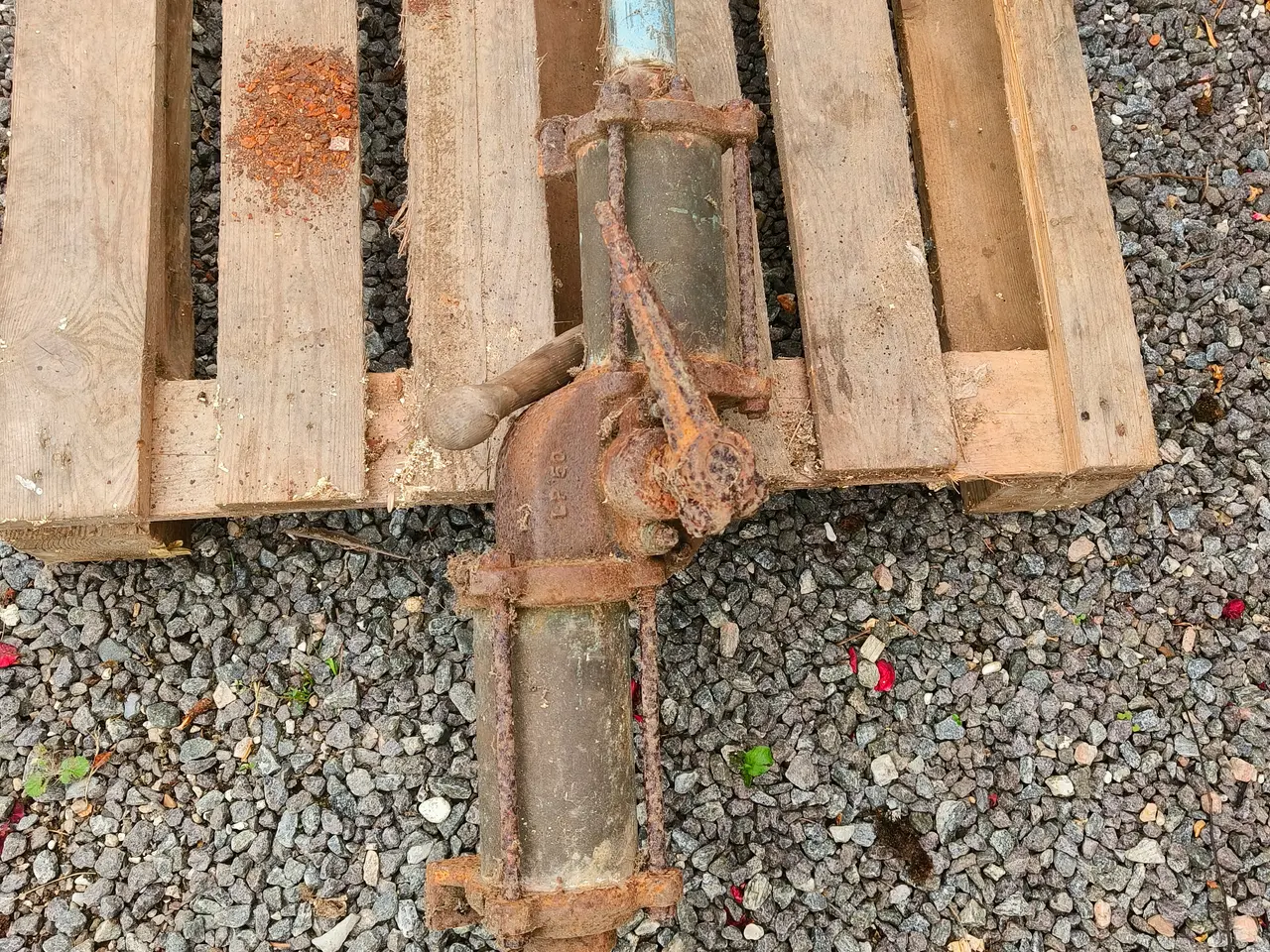 Billede 1 - "Antik" vandpumpe fra et af Vejle badehoteller
