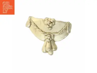 Guldfarvet broche (str. 4,5 x 3,8 cm)