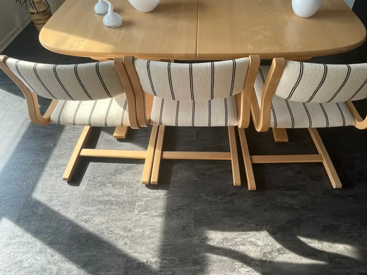 Billede 2 - Spisebord med 2 plader og 6 stole