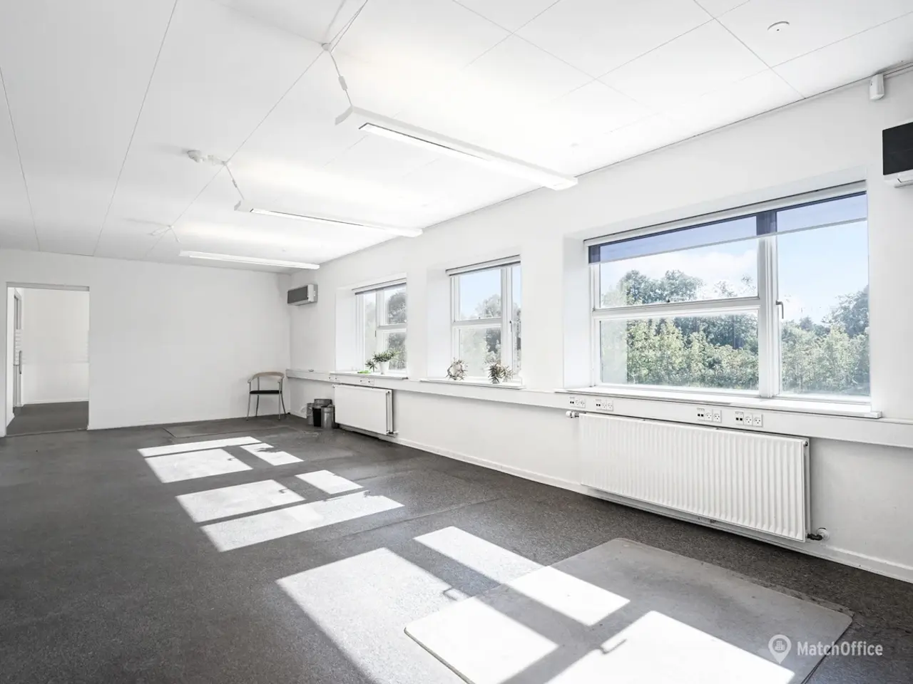 Billede 8 - Højloftet lager med portadgang og mulighed for leje af kontor
