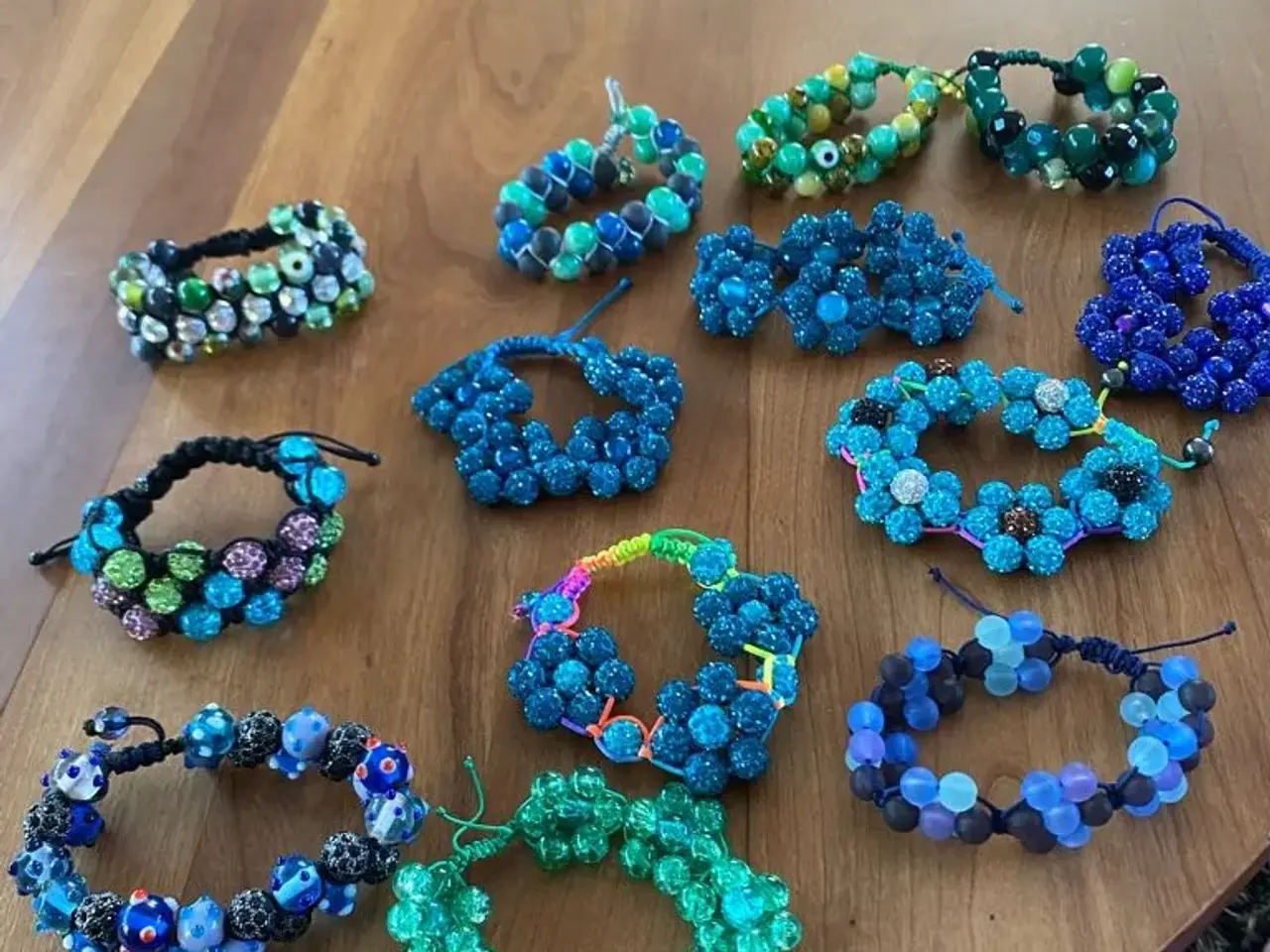 Billede 1 - Nye knyttede armbånd