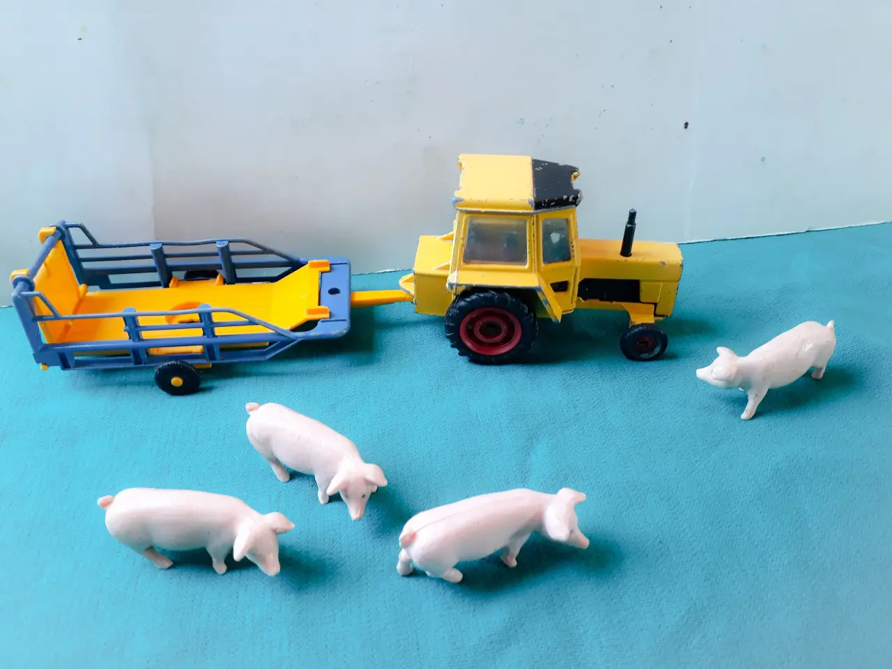 Billede 3 - Corgi Traktor med Britains Vogn og Grise