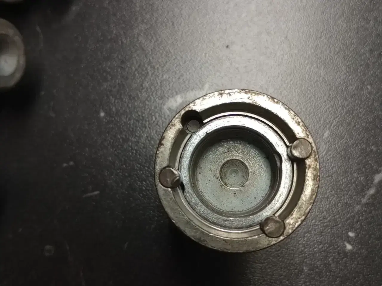 Billede 13 - Suzuki, Peugeot, Nissan, BMW emblem, låsebolte,