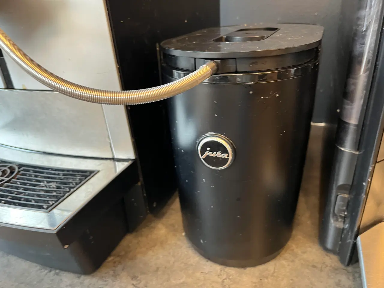 Billede 4 - Kaffebrygger JURA inkl. mælkedispenser