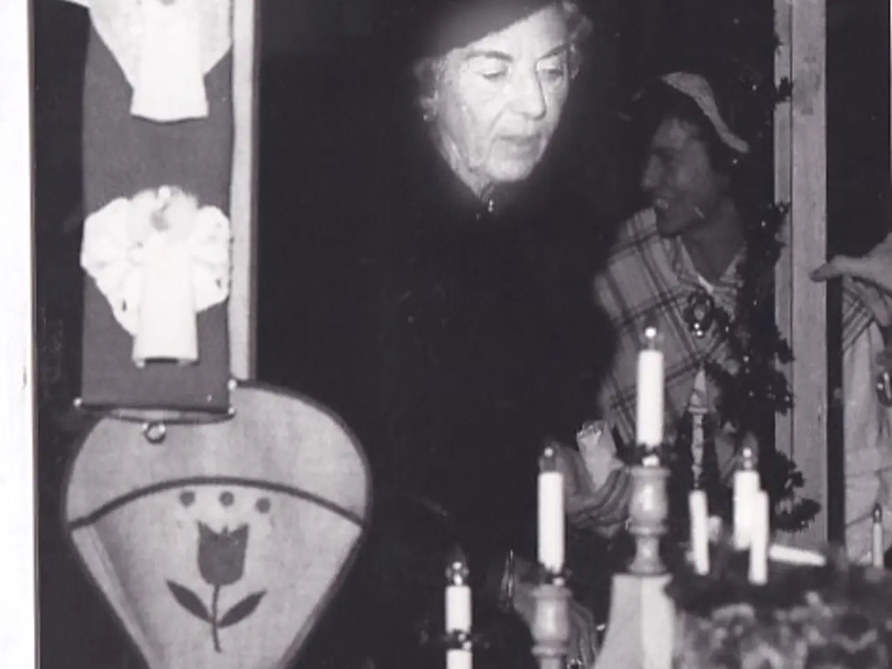 Billede 1 - Dronning Ingrid på Julebasar - Royale Pressefoto Elfelt 15x20 cm.