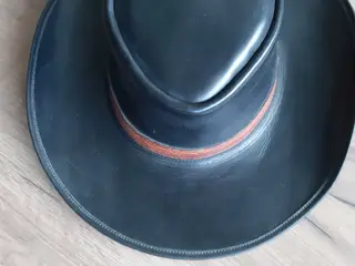 Hat sort læder cirka st 56