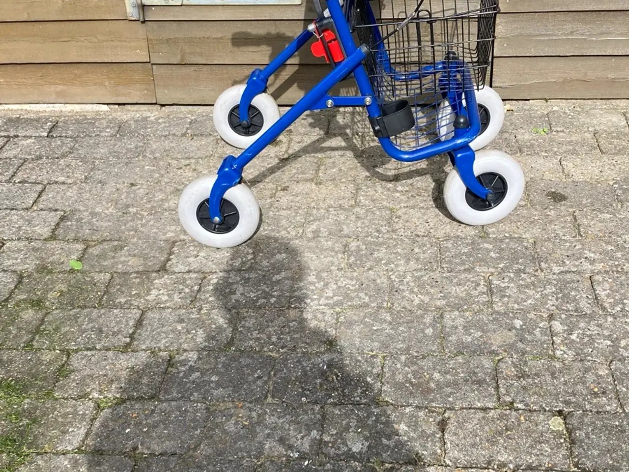Billede 3 - Robust blå rollator med kurv og sæde
