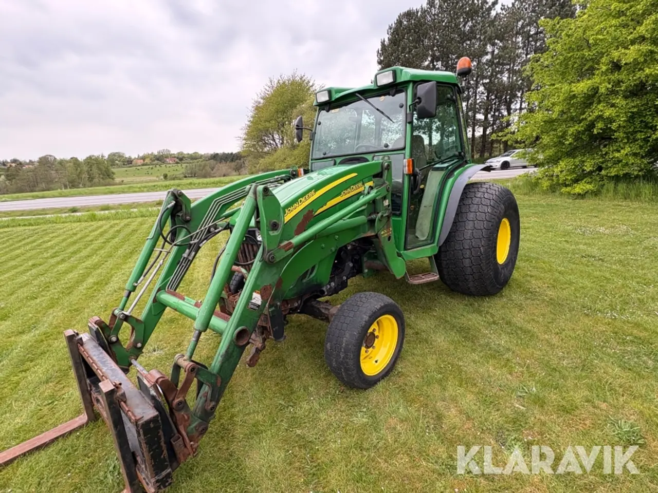 Billede 2 - Traktor John Deere 4520 med frontlæsser frontlift gafler og skovl