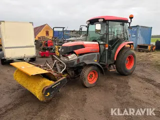Traktor Kubota L4240 med kost