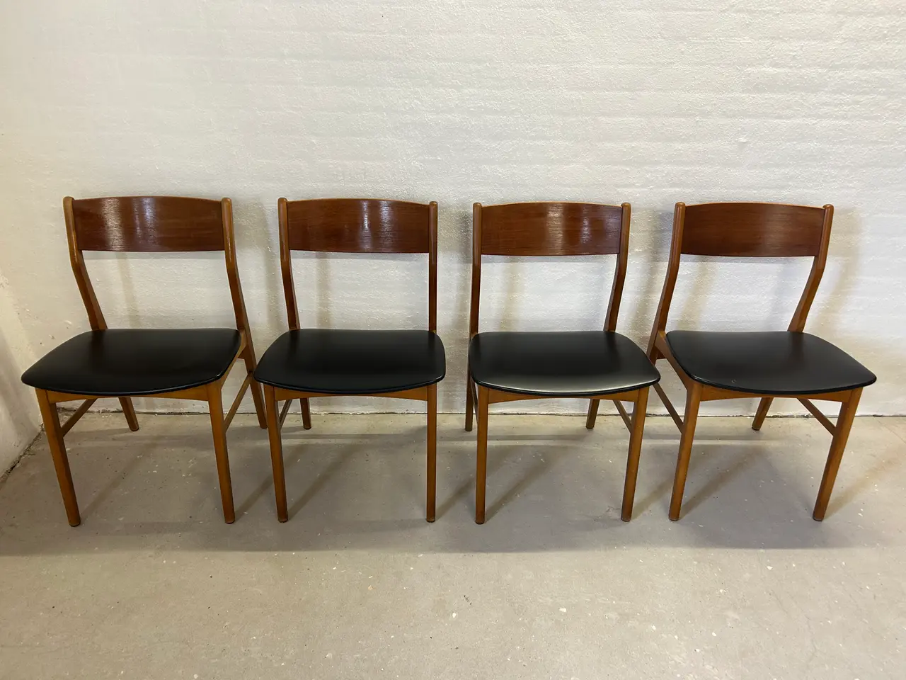 Billede 1 - Sæt med 4 klassiske danske vintagestole i teak