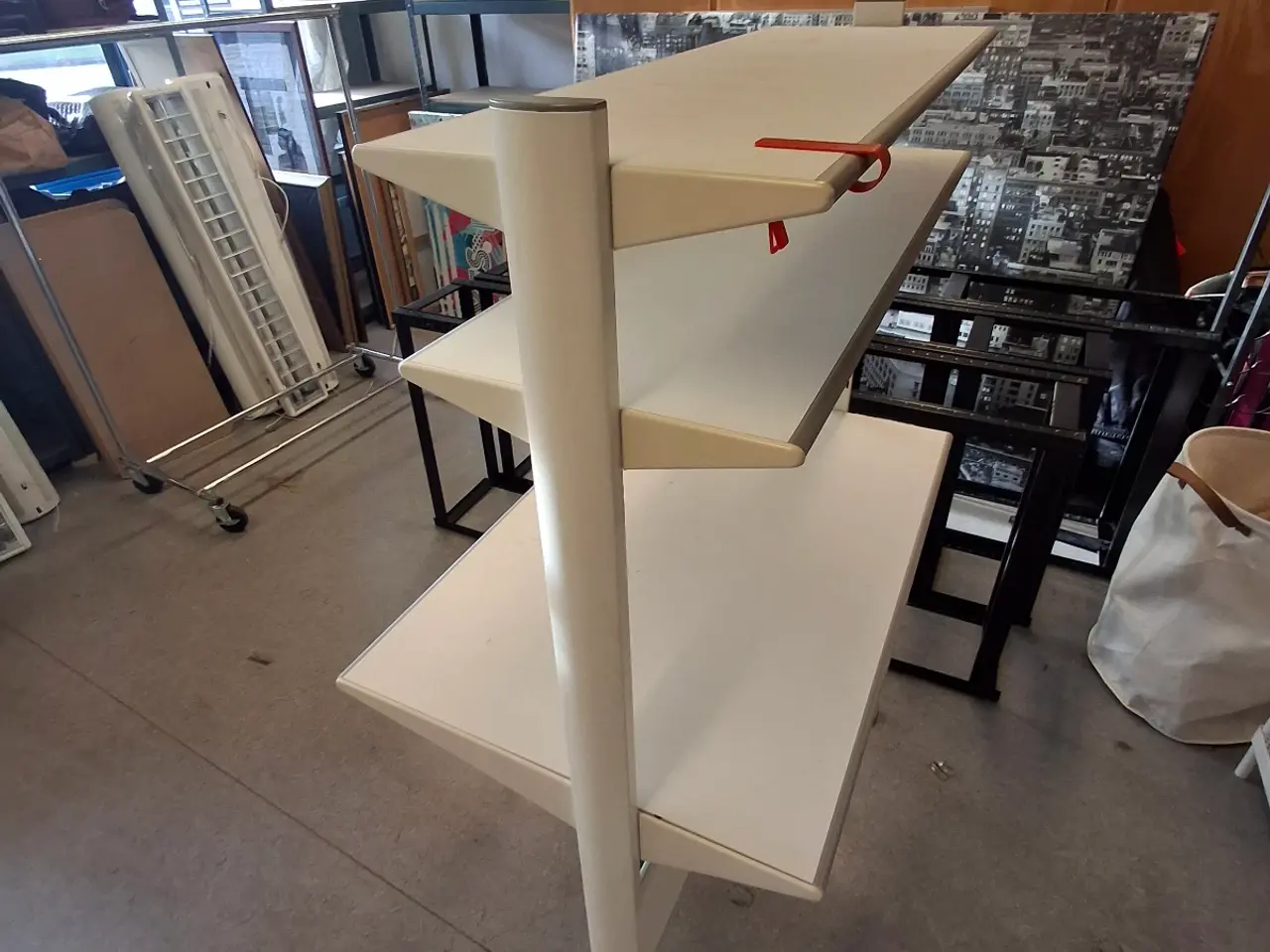 Billede 2 - Skrivebord med hylder ....