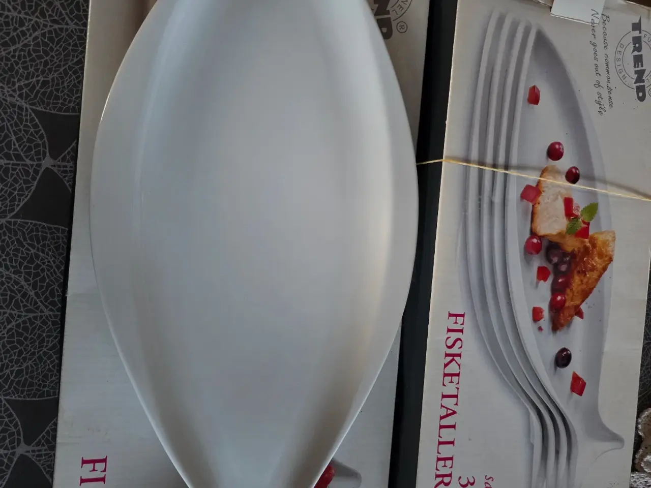 Billede 1 - Serveres fad og tallerkener