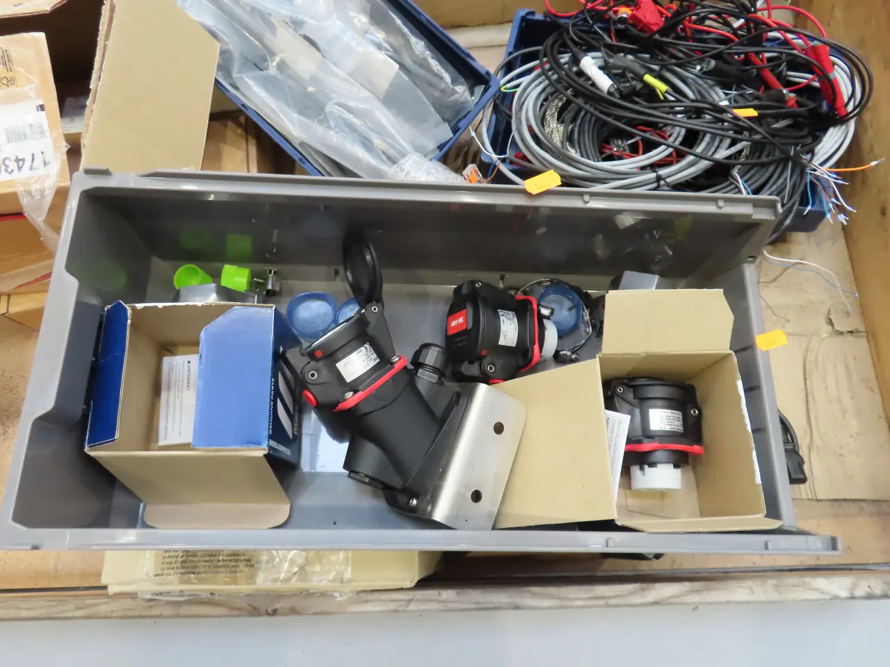 Billede 2 - Palle med div. kabler, sensor ABB GL 10 3TA, strømforsyning BK PRECISION m.m.