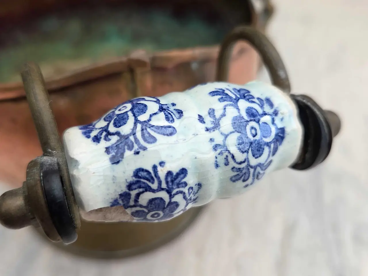 Billede 4 - Antik kobberkande med porcelæn håndtag.