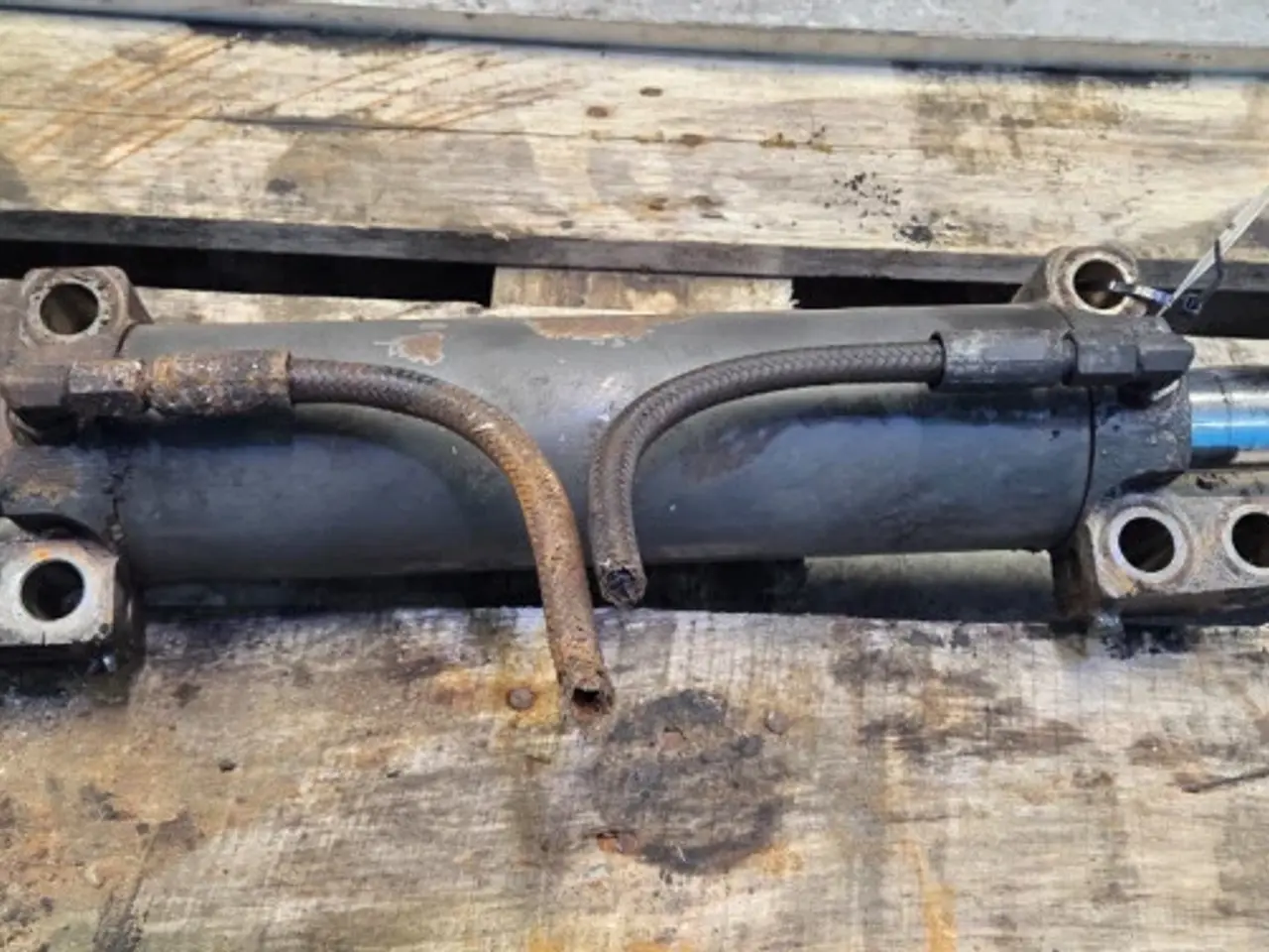 Billede 12 - New Holland LB115B Styrecylinder 85807979