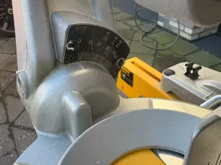 DeWalt Kap-/geringssav på batteri med arbejdsbord 