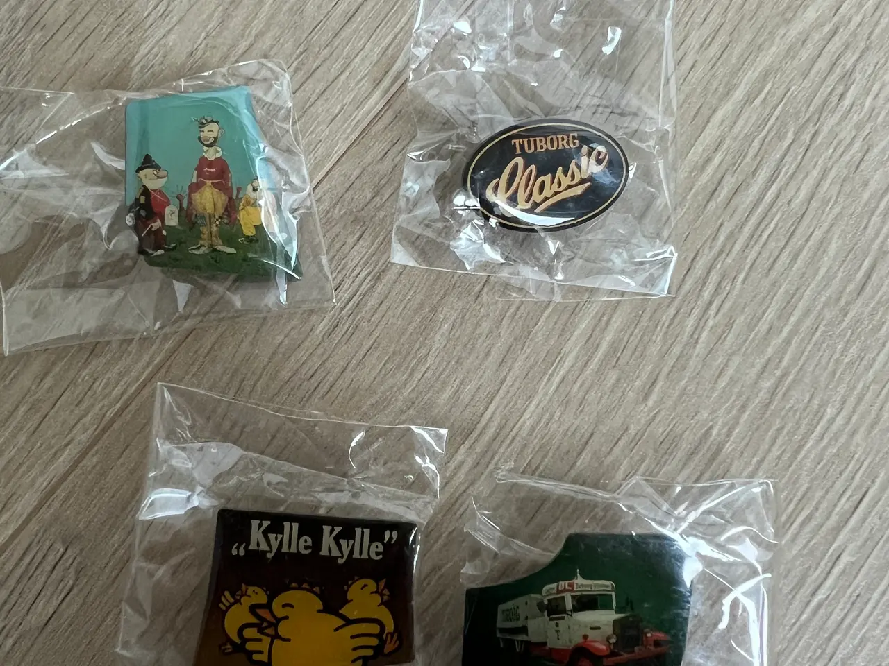 Billede 4 - Samling af 11 Tuborg pins og badges