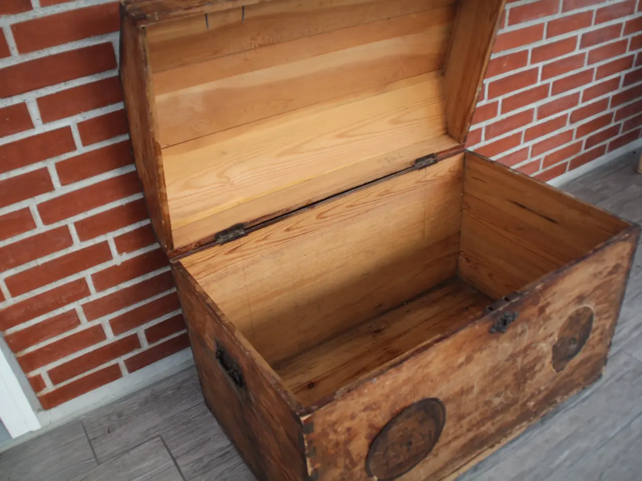 Billede 4 - Gammel kiste med hvælvet låg og patina.