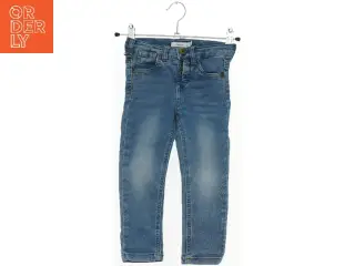 Børnejeans med kænguruapplikation fra Name It (str. 98)