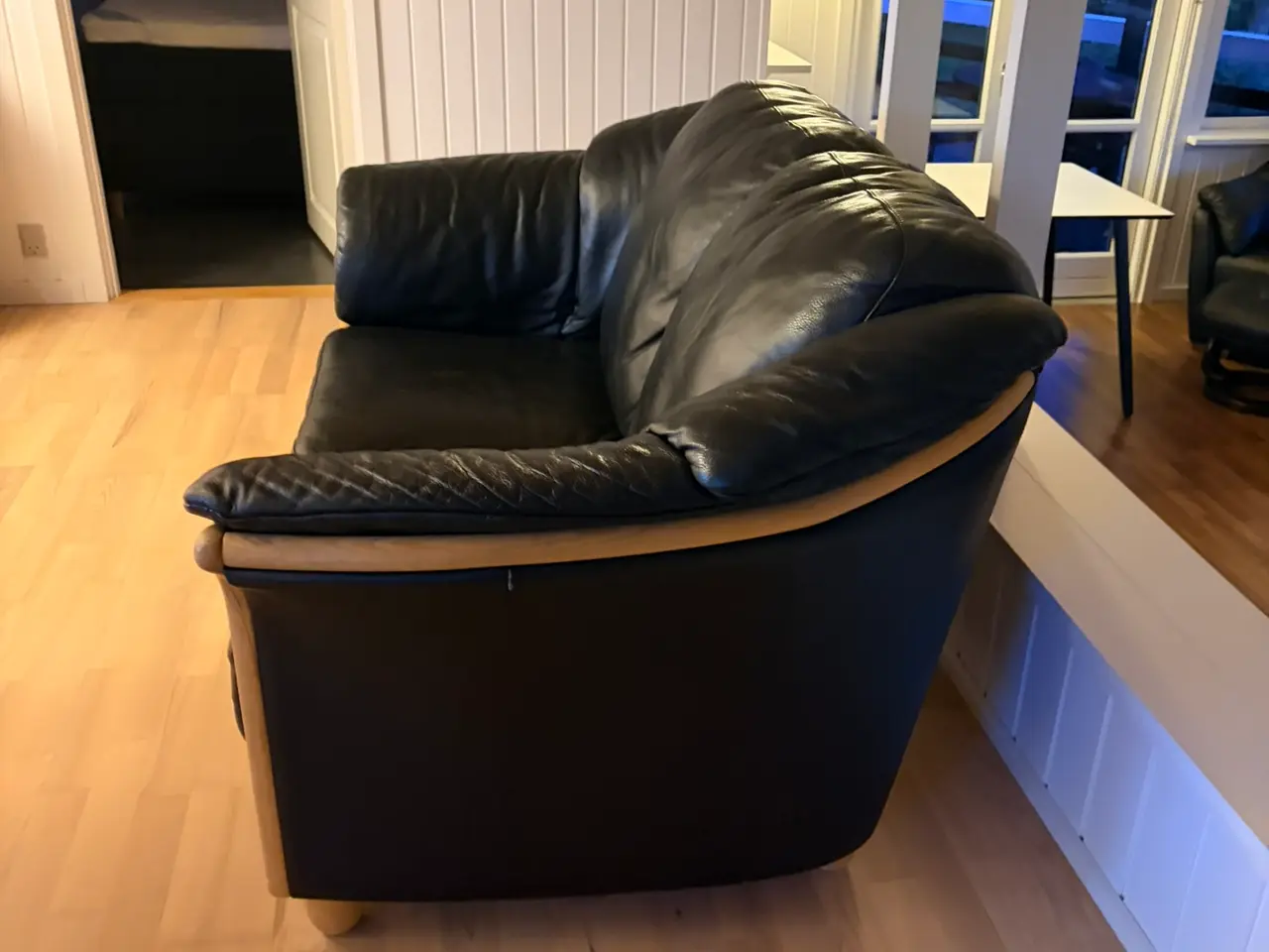 Billede 3 - 2-personers sofa – sort med lyst træ