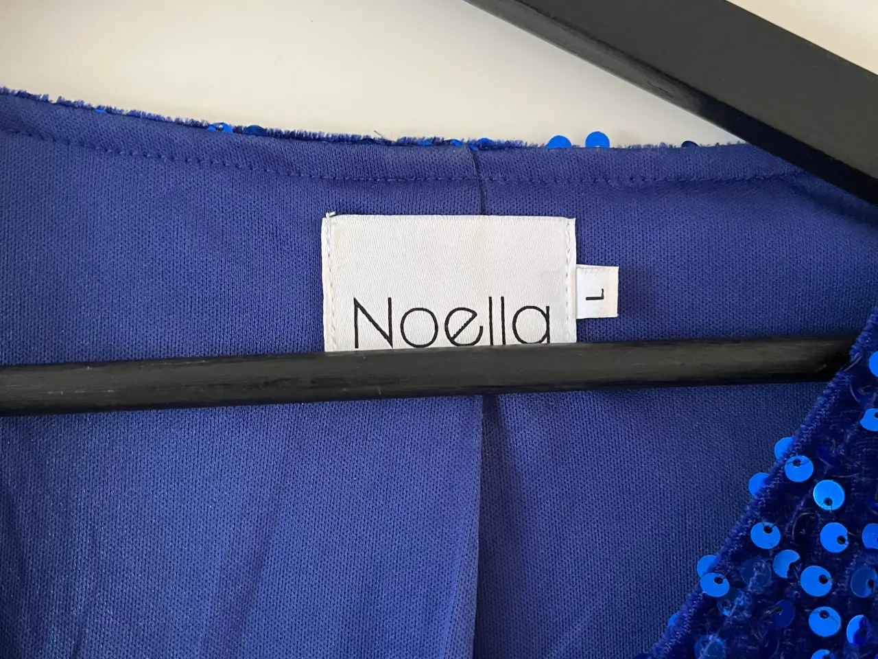 Billede 3 - Noella  paillet top i blå
