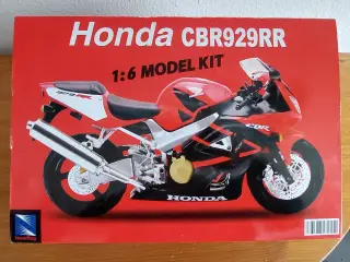 Honda CBR929RR 1:6 Modelkit.