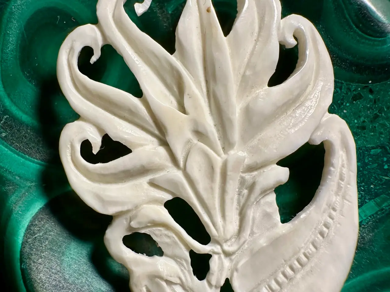 Billede 2 - Vintage broche håndskåret af elfenben/perlemor