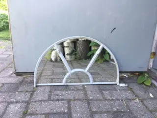 Støbejernsvindue med spejl
