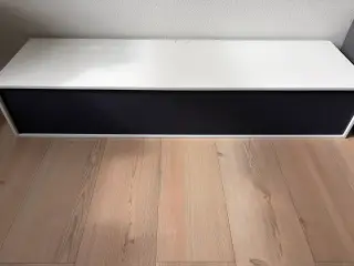 Hvidt væghængt TV møbel, mrk. Square