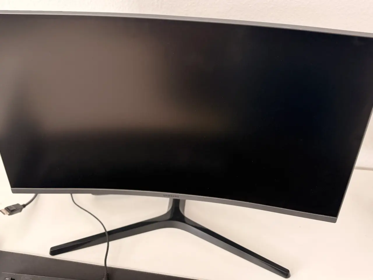 Billede 2 - Buede Samsung 27” skærm 144 Hertz virker perfekt