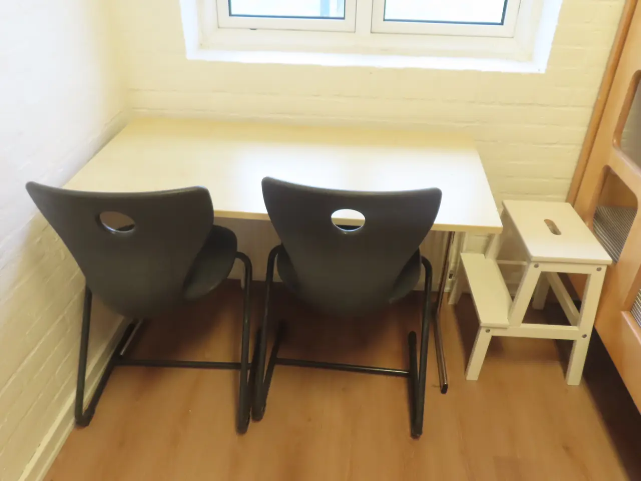 Billede 2 - Indhold på værelse af bord, køjeseng, skab mv.